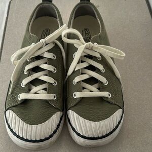 Keen women’s Elsa green canvas sneakers Sz: 39 (8.5)
